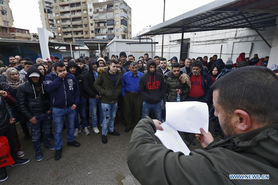 Hundreds of Syrian refugees return from Lebanon (2) - People's Daily Online