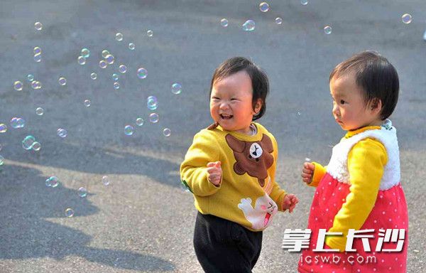Children spotted playing around in Changsha Martyr Park