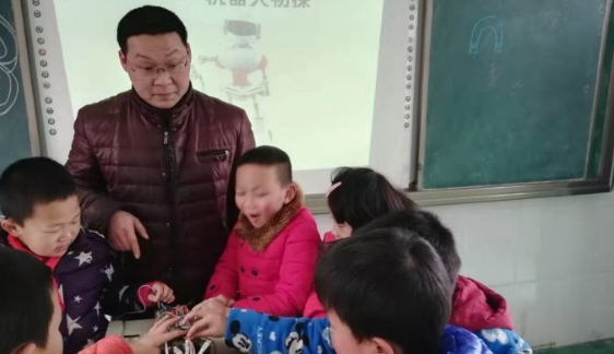 “Magician" in rural Chinese school builds robots to enlighten students' science dreams