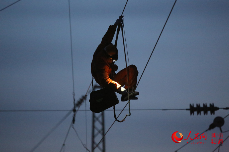 Diligent railway transmission grid maintenance staff in Xinjiang, China