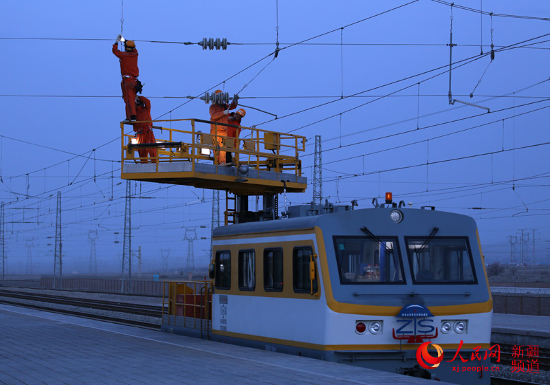 Diligent railway transmission grid maintenance staff in Xinjiang, China