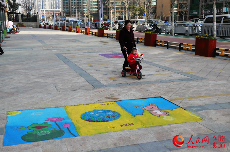 Pupils and parents decorate manhole covers in Zhengzhou