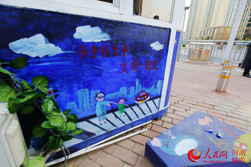 Pupils and parents decorate manhole covers in Zhengzhou