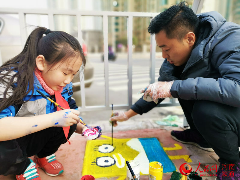 Pupils and parents decorate manhole covers in Zhengzhou