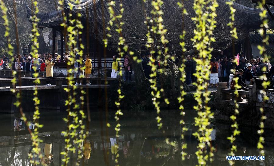 People enjoy scenery of early spring across China