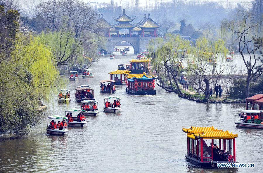 People enjoy scenery of early spring across China