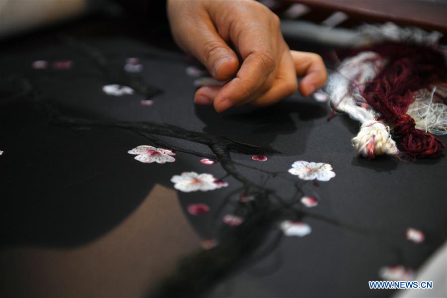 Pic story of Suzhou embroidery master
