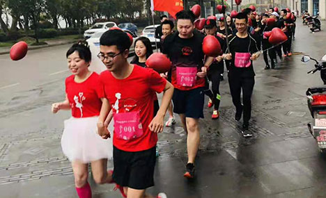 Chinese couple ditch fancy wedding cars, run to their wedding