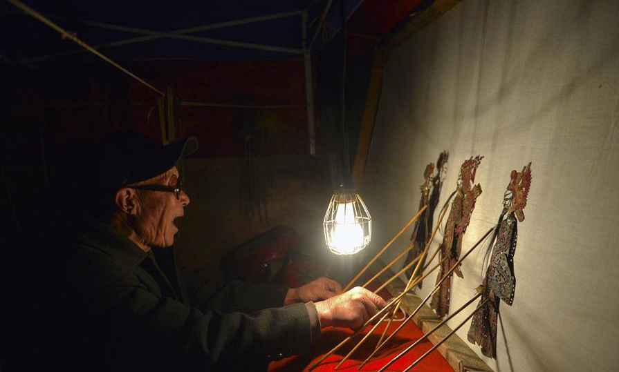 Folk artists devoted to shadow puppet promotion in NW China's Gansu
