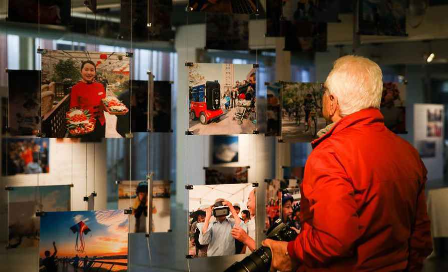 "Photographic Journey to China: Cities and Citizens" held in Italy