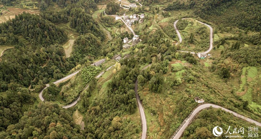 Hardened roads benefit villagers in Guizhou’s mountainous area