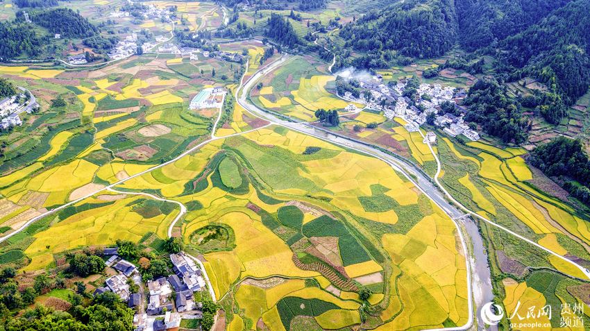 Hardened roads benefit villagers in Guizhou’s mountainous area