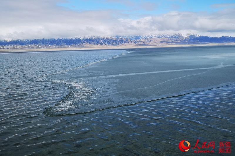 Lake thaws in NW China's Xinjiang