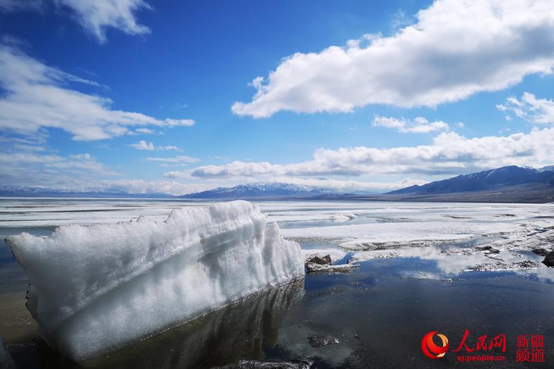 Lake thaws in NW China's Xinjiang