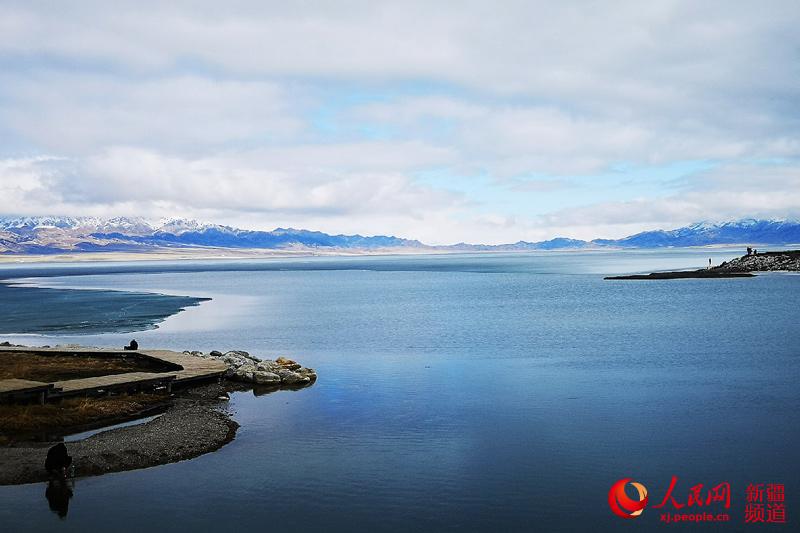 Lake thaws in NW China's Xinjiang