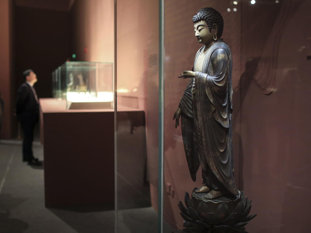 China stages exhibition to display civilizations along Silk Road
