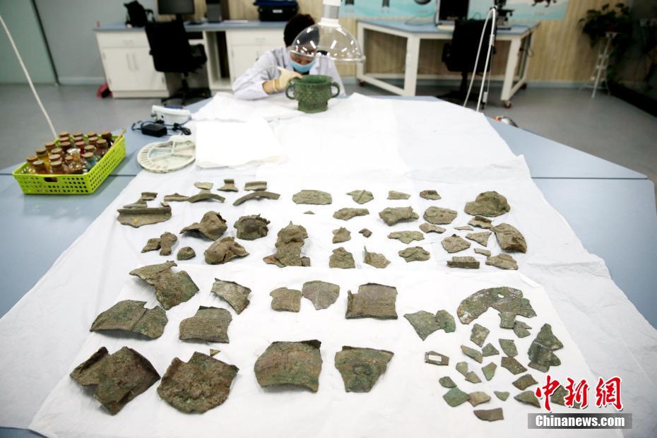 Visitors learn how to repair bronzeware in Xi’an