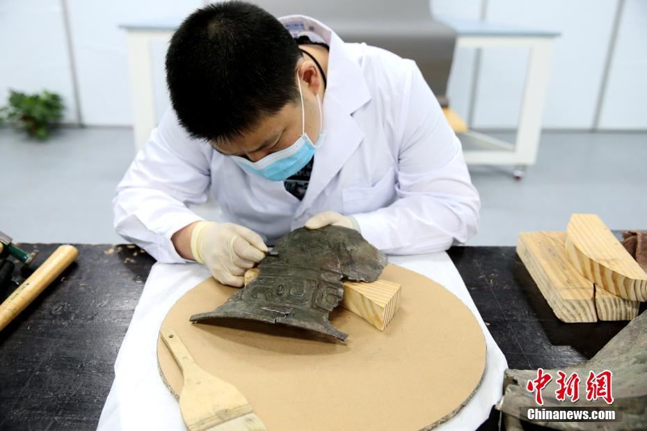 Visitors learn how to repair bronzeware in Xi’an
