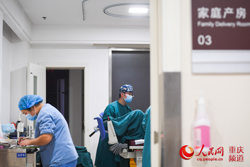 Male midwife delivers over 600 babies in SW China