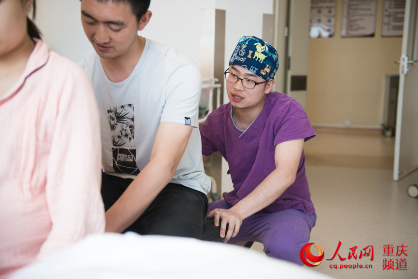 Male midwife delivers over 600 babies in SW China