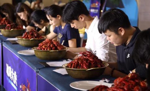 Peeling crayfish a new job in China