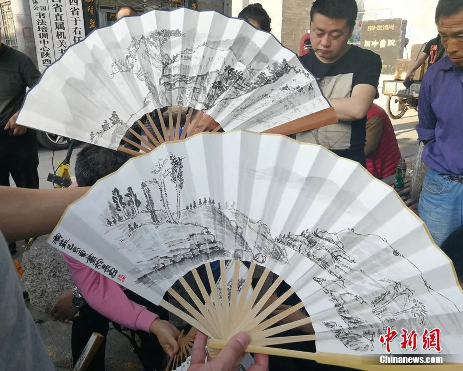 Man dedicated to fan painting in NW China