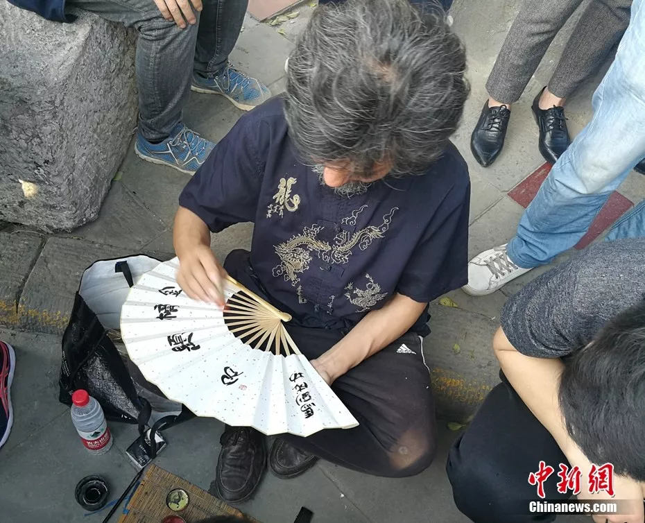 Man dedicated to fan painting in NW China