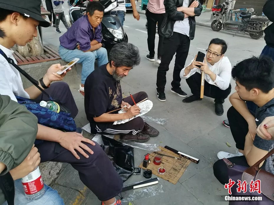 Man dedicated to fan painting in NW China