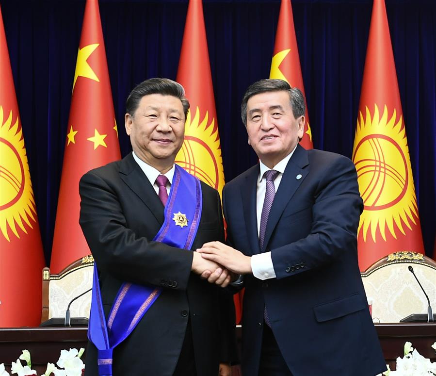 Chinese President Xi Jinping is awarded the Manas Order of the First Degree, the highest national prize of Kyrgyzstan, by his Kyrgyz counterpart Sooronbay Jeenbekov in Bishkek, Kyrgyzstan, June 13, 2019. (Xinhua/Xie Huanchi)