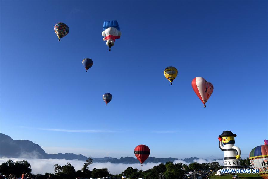 Hot air balloon festival opens in Taitung, China's Taiwan (5) People