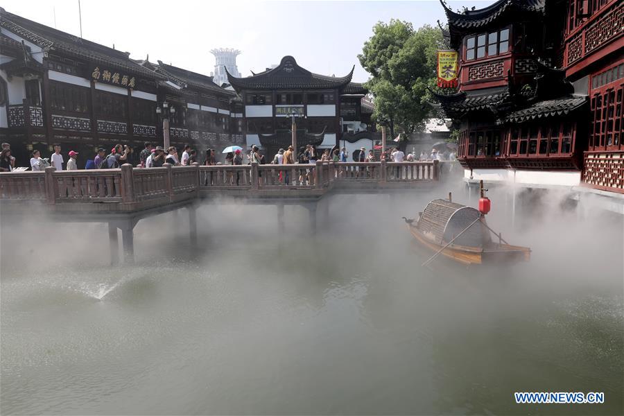 Shanghai's Yuyuan Garden opens its spraying system to cool down tourists