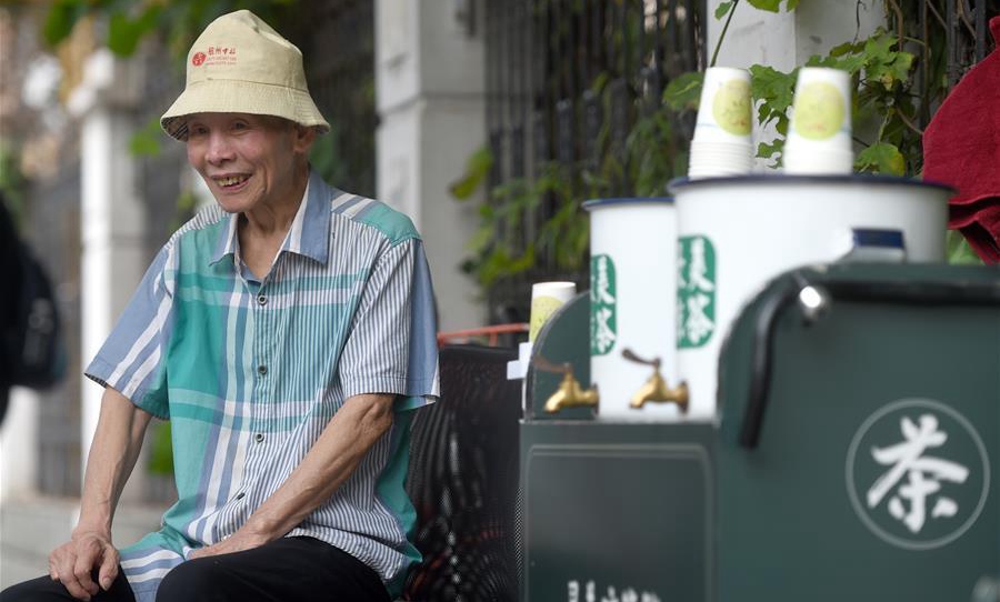 81-year-old man offers free herbal tea during summer time in Hangzhou