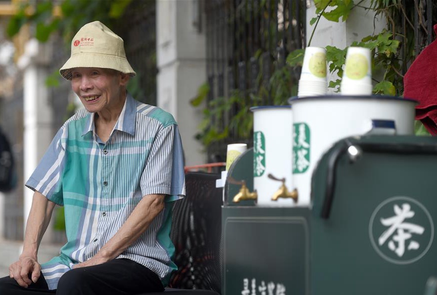 81-year-old man offers free herbal tea during summer time in Hangzhou