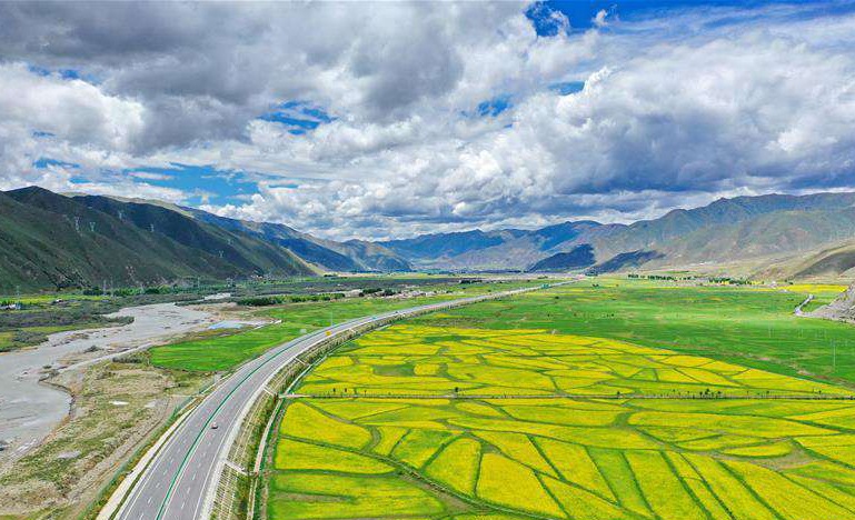 Scenery along highway linking Lhasa with Nyingchi in Tibet