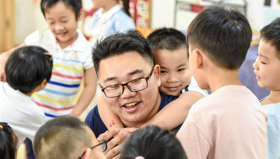 Rare male teachers are popular in Chinese kindergartens