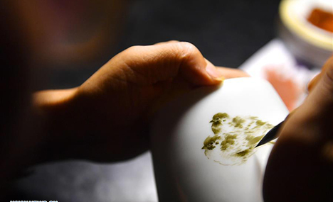 Pic story of inheritor of Jingdezhen porcelain painting