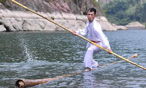 Villagers perform single bamboo drifting