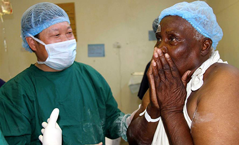 Chinese doctors provide free medical services in Africa