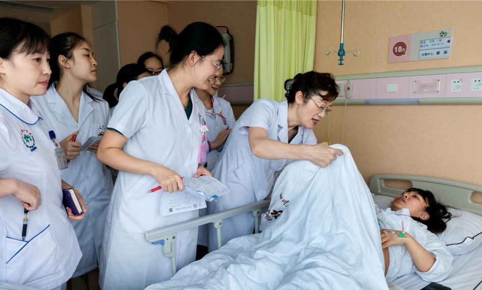 Chinese premier greets medical workers