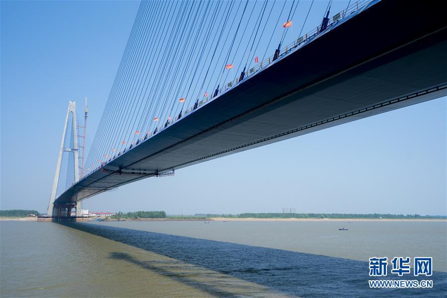 Landmark bridge on Yangtze River counts down to completion