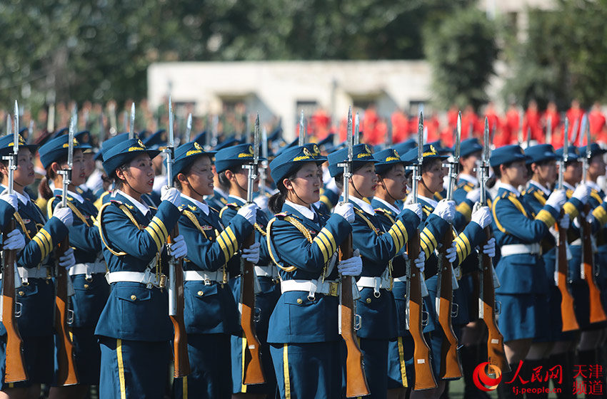 University national flag guards stage parade in Tianjin