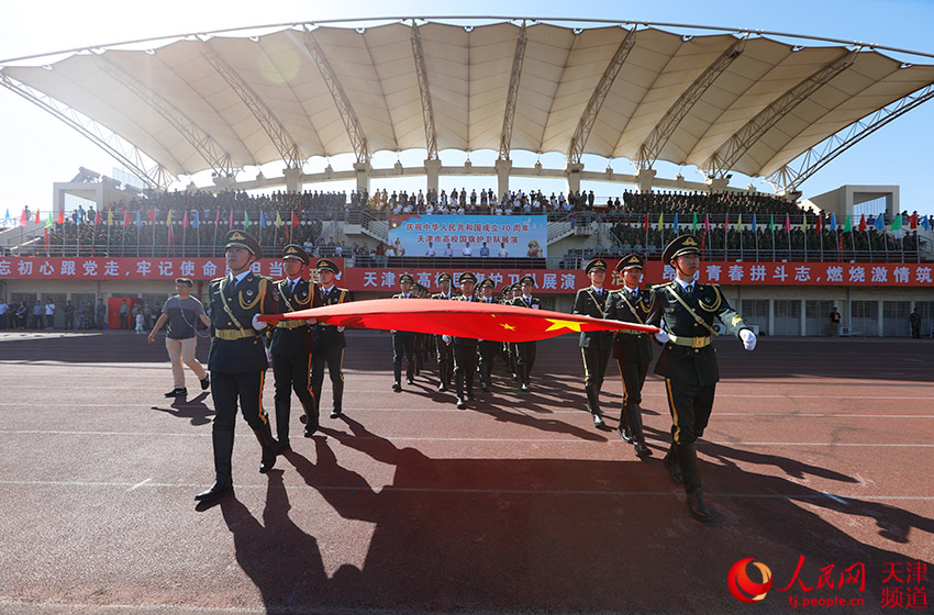 University national flag guards stage parade in Tianjin