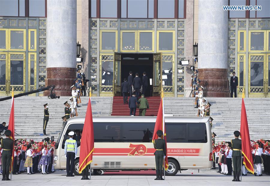 Xi presents national medals, honorary titles