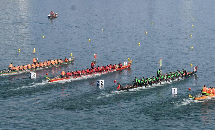 Dragon boat race held to celebrate 70th anniversary of PRC founding