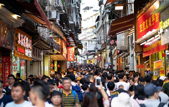 People enjoy National Day holiday across China