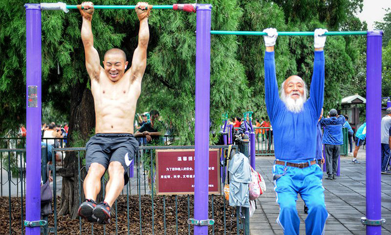Old Beijingers doing exercises at the Temple of Heaven become a hit online