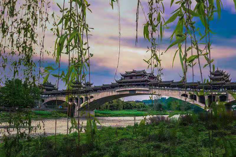 Chengdu Shuangliu shouldn’t only be known for its airport, it is also home to many travel-worthy destinations!