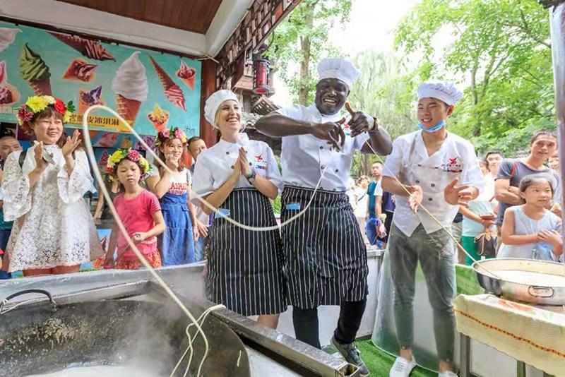 Chengdu Shuangliu shouldn’t only be known for its airport, it is also home to many travel-worthy destinations!