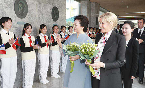 Peng Liyuan, French first lady visit middle school
