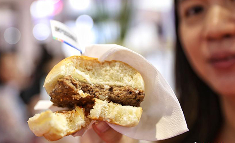 People rush to taste artificial meat burgers at 2nd CIIE